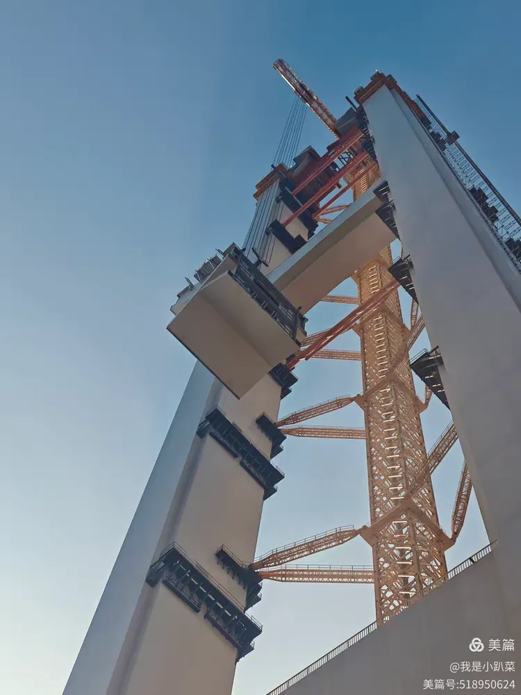 世界最大跨度悬索桥—张靖皋长江长横梁合拢